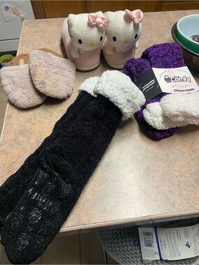 Comfy Socks & slipper lot